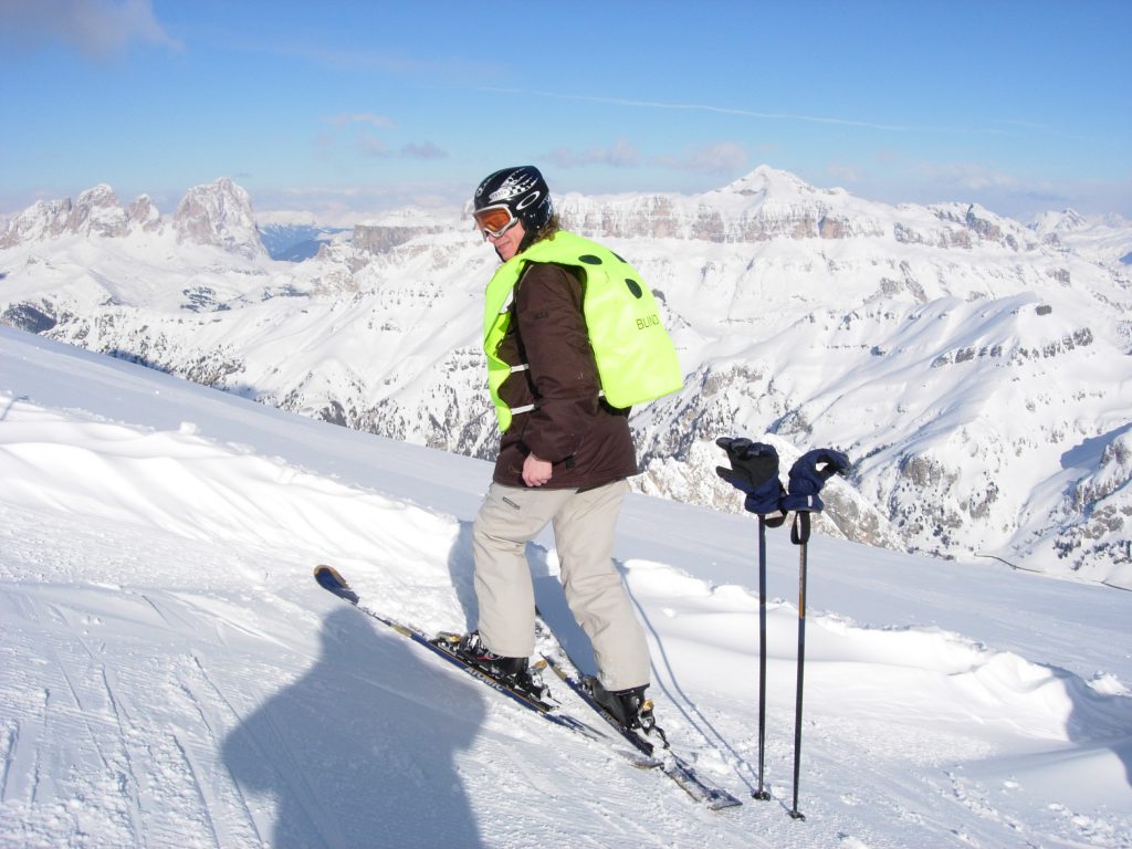 Kees op zijn ski's in de sneeuw