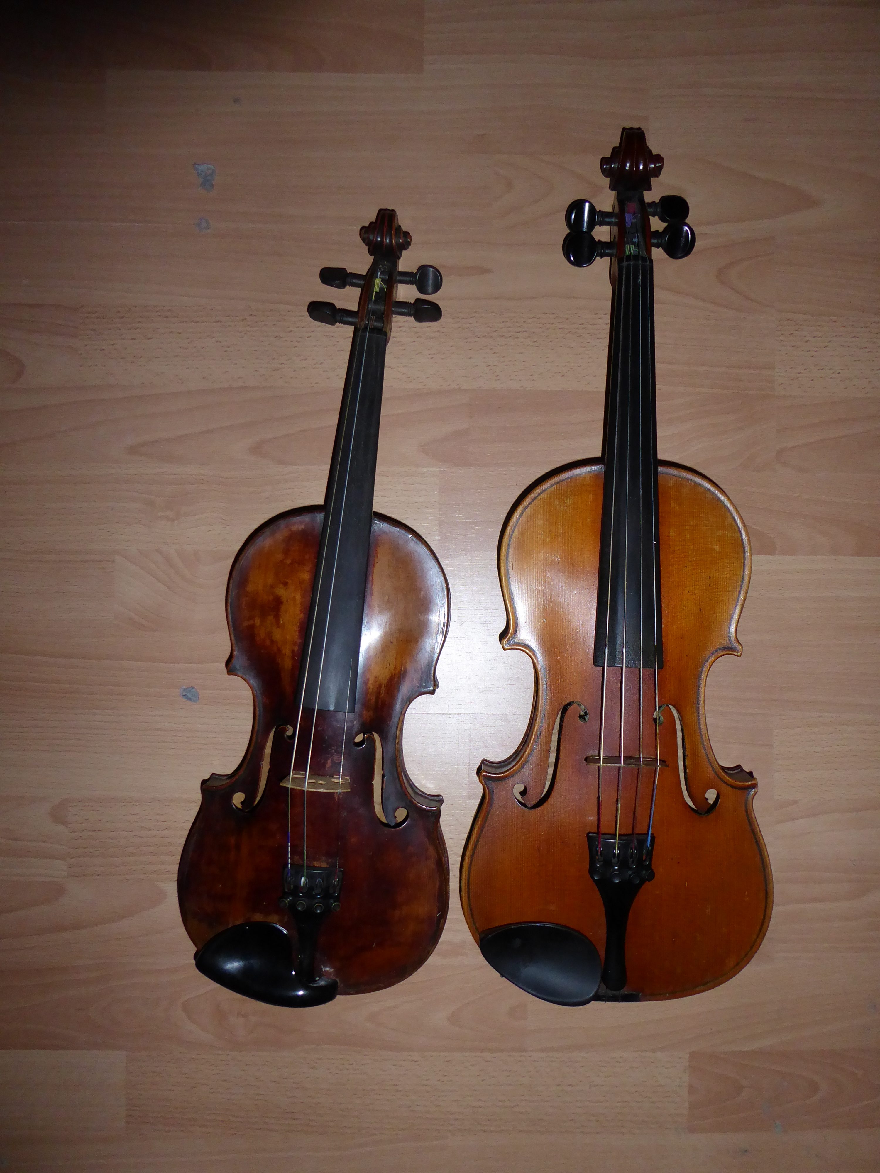Links een viool, rechts een altviool.