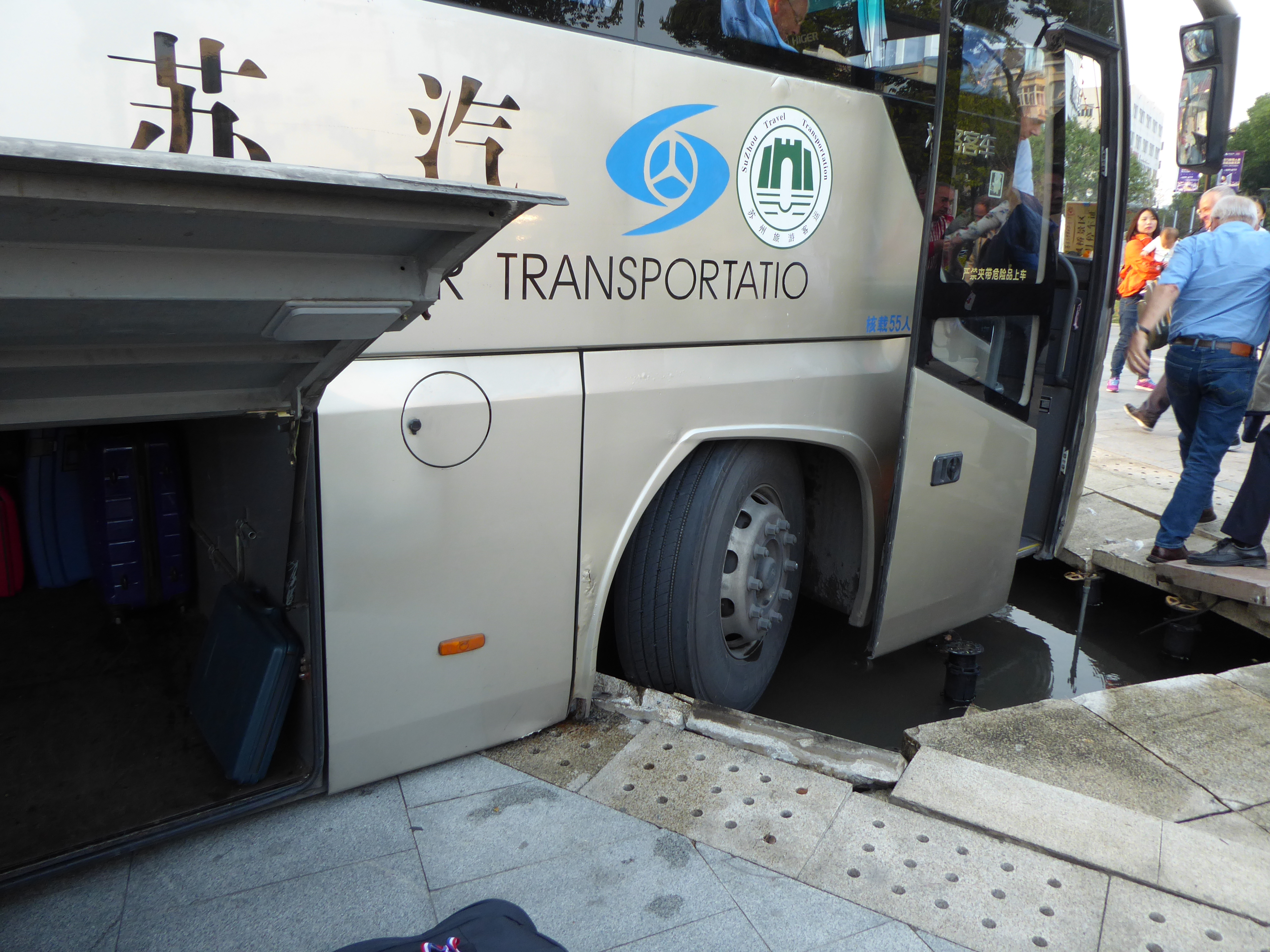 Oeps, de bus zakte op het voorplein van het hotel door de vloer van een fontein.