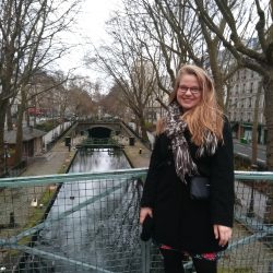 Frieda staat op een brug in Parijs